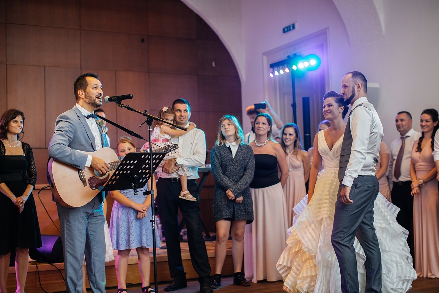 Ceremóniamester feladatai: egy jópofa dallal kibővítve Ramona és Olivér esküvőjén